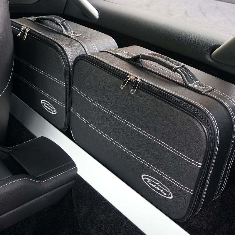 Aston Martin V8 Vantage Coupé 2-piece luggage set rear seats